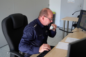 Policjanci podczas drugiego etapu konkursu - sprawdzian praktyczny