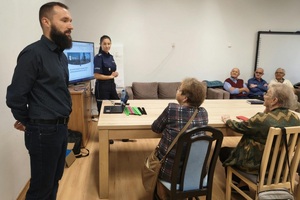 Policjanci i przedstawiciel Banku na spotkaniu z Seniorami