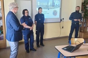 Policjantki i przedstawiciel PKO BP w szkole