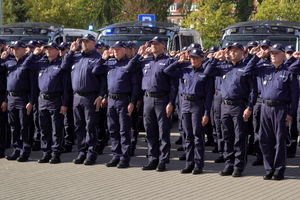Policjanci z KWP i KMP w Bydgoszczy oddają hołd poległemu na służbie policjantowi