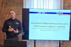 Policjant prowadzi szkolenie
