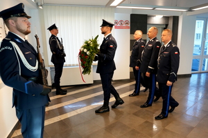 policjanci składają wieńce i oddają honory
