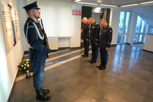 policjanci składają wieńce i oddają honory
