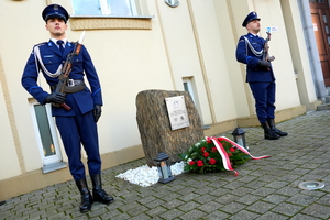 policjanci składają wieńce i oddają honory