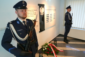 policjanci składają wieńce i oddają honory