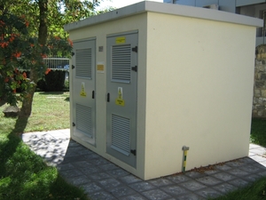 Zdjęcie przyłącza elektroenergetycznego budynku KWP w Bydgoszczy widok z boku