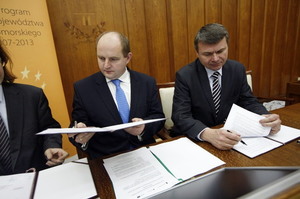 Zdjęcie z podpisania porozumienia.