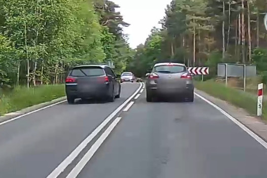 Niebezpieczne wyprzedzanie „na trzeciego”. O krok od tragedii
