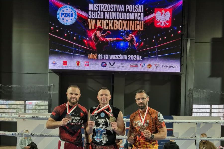 Policjanci z bydgoskiego Oddziału Prewencji z medalami Mistrzostw Polski Służb Mundurowych w Kickboxingu