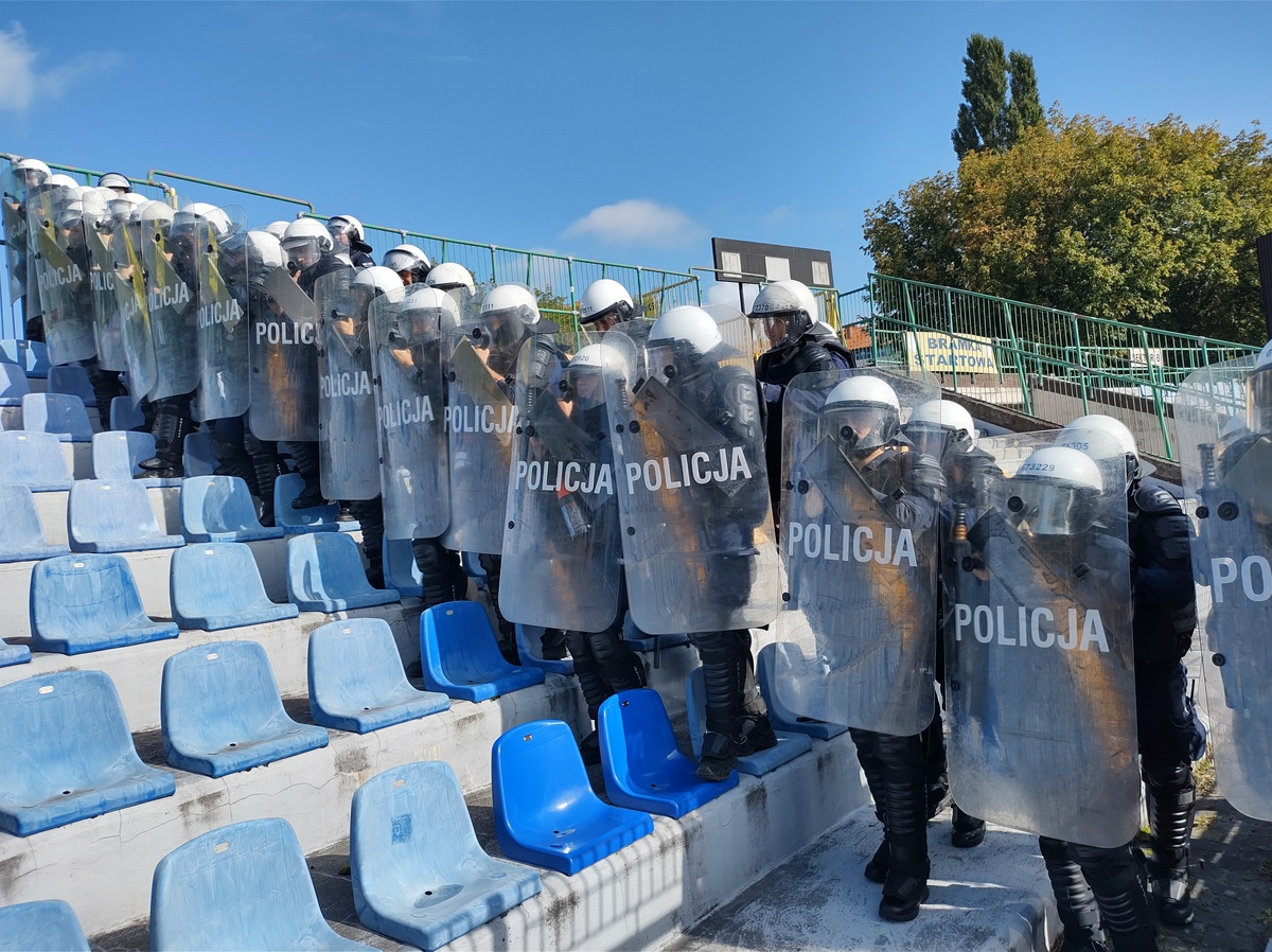 Bydgoscy policjanci z Oddziału Prewencji trenowali działania na Stadionie Miejskim w Toruniu