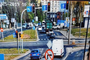 zdjęcie ekranu w MCM z zarejestrowanymi pojazdami przejeżdżającymi przez skrzyżowanie, gdzie znajduje się sygnalizacja świetlna.