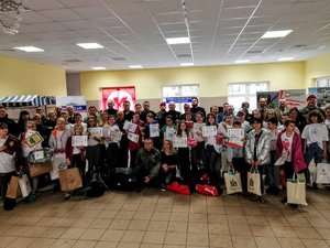 Sala konferencyjna na terenie ośrodka. Wspólne zdjęcie uczestników, opiekunów i organizatorów.