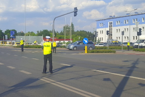 policjant kieruje ruchem na skrzyżowaniu