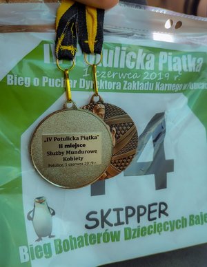 Medal oraz numer startowy st. sierż Izabeli Cichulskiej Quaas.