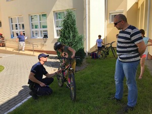 policjant sprawdza rower jednego z uczniów