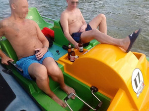 Kontrola roweru wodnego, którym płyną dwaj mężczyźni spożywający alkohol. Widoczne stojące otwarte butelki piwa.