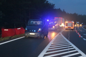 Policjanci i strażacy zabezpieczają miejsce wypadku