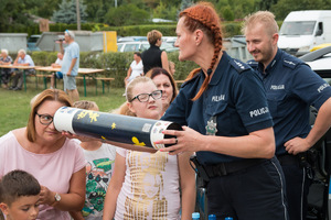 Policjanci prezentują działania &quot;magicznej tuby&quot;.