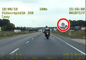 Pędzący motocyklista podczas przekraczania dozwolonej prędkości 70 km/h.