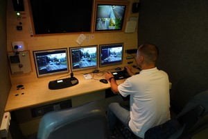 Przejazd kolejowy obserwowany przez policjanta w Mobilnym Centrum Monitoringu.