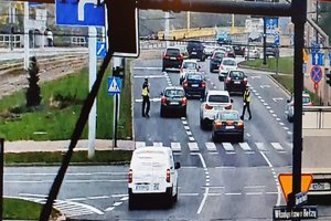 policjanci zatrzymują pojazd do kontroli