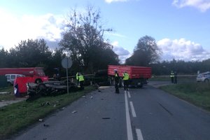 wypadek na drodze z udziałem ciągnika rolniczego z naczepą oraz pojazdu osobowego
