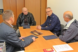 pełniący obowiązki Zastępca Komendanta Komisariatu Policji Bydgoszcz-Wyżyny rozmawia ze świadkami