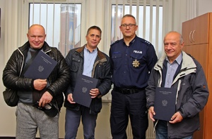 wspólne zdjęcie pełniącego obowiązki Zastępca Komendanta Komisariatu Policji Bydgoszcz-Wyżyny ze świadkami