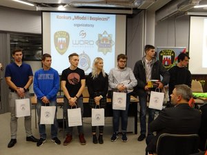 Zdjęcie grupowe nagrodzonych uczniów. W tle nazwa programu i organizatorów.