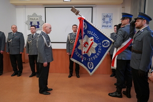 Komendant Miejski Policji w Bydgoszczy insp. Krzysztof Stefaniak żegna się ze sztandarem.