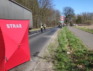 Policjanci podczas czynności na miejscu zdarzenia.