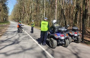 policjanci rozmawiają z rowerzystą na głównym deptaku w Myślęcinku