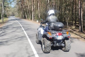 policjant jedzie na quadzie po deptaku w Myślęcinku