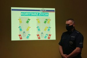 policjant omawia wyświetlane slajdy