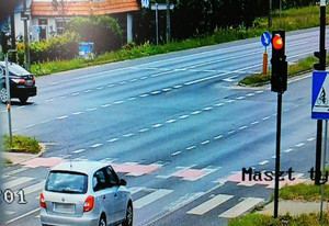 samochód osobowy w momencie przejeżdżania przez skrzyżowanie na czerwonym świetle