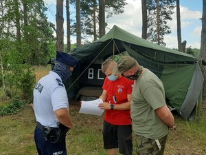 Patrol podczas przeglądania dokumentacji obozowiska wraz z organizatorem z ZHP.