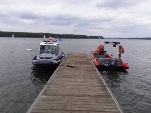 policyjna i strażacka łódź motorowa zacumowane przy pomoście