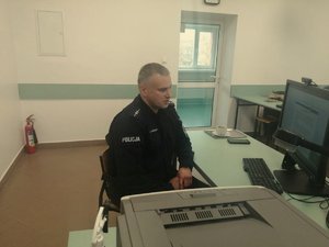 policjant podczas zajęć on-line