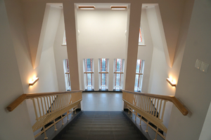 widok na schody wewnątrz budynku