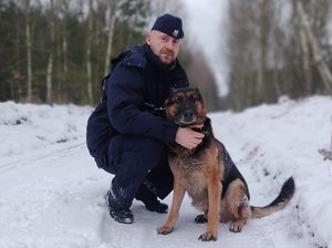 asp. szt. Sprenger kuca przy Buczusiu. Sceneria zimowa w lesie stanowią tło.