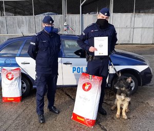 Naczelnik Wydziału Prewencji i asp. szt. Furmański oraz Fiona podczas pożegnania w wydziale.