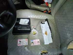 Ujawnione narkotyki oraz dokumenty w pojeździe sprawców- leżą na siedzeniu kierowcy.