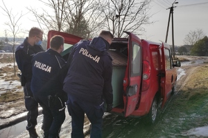 policjanci wnoszą budę do samochodu