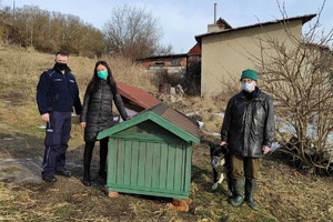 policjanci, pracownik OTOZ i pies stoją koło budy