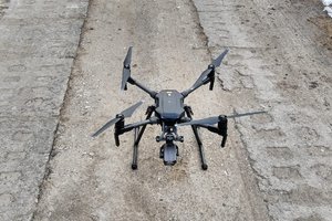 dron stoi na ziemi