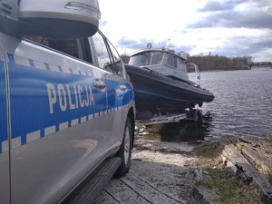 Policyjna łódź motorowa podczas wodowania.