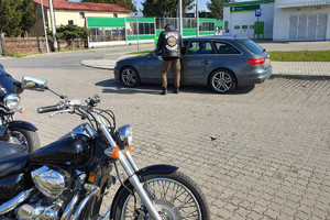 motocyklista rozmawia z kierowcą samochodu