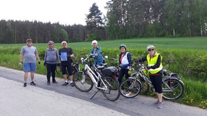 grupa seniorów podczas wyprawy rowerowej