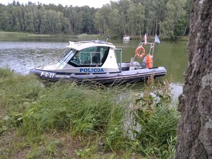 policyjna łódź motorowa na akwenie