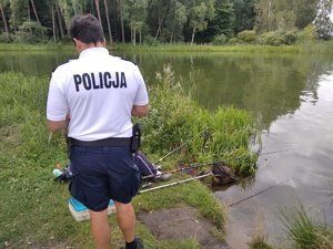 policjant rozmawia z wędkarzem